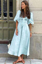 Lässiges Leinen-Midikleid mit Puffärmeln und Bindeband vorne für den Strandurlaub - Himmelblau